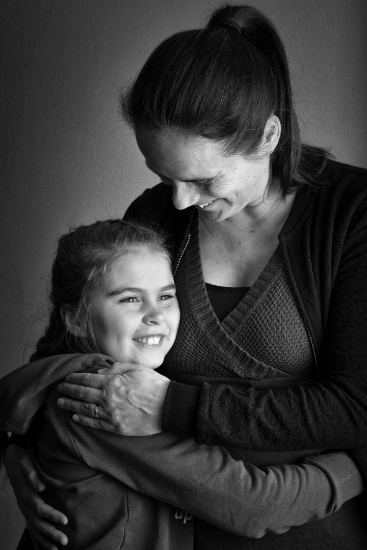 portretfoto moeder en dochter, fotoshoot, studioportret, zwart-wit