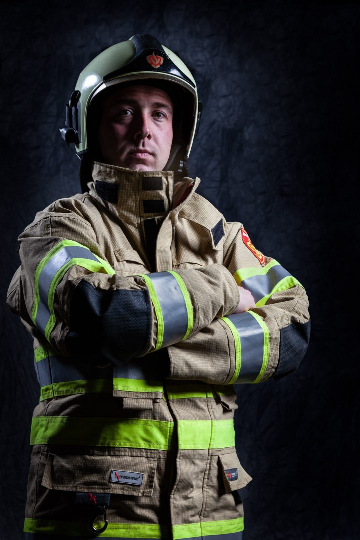 zakelijk portret, brandweerman, stoer, studiofoto, portretfotograaf