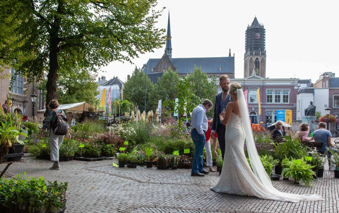 huwelijksreportage, trouwfotograaf, bruidsfotograaf, bruid en bruidegom in Utrecht, markt in Utrecht
