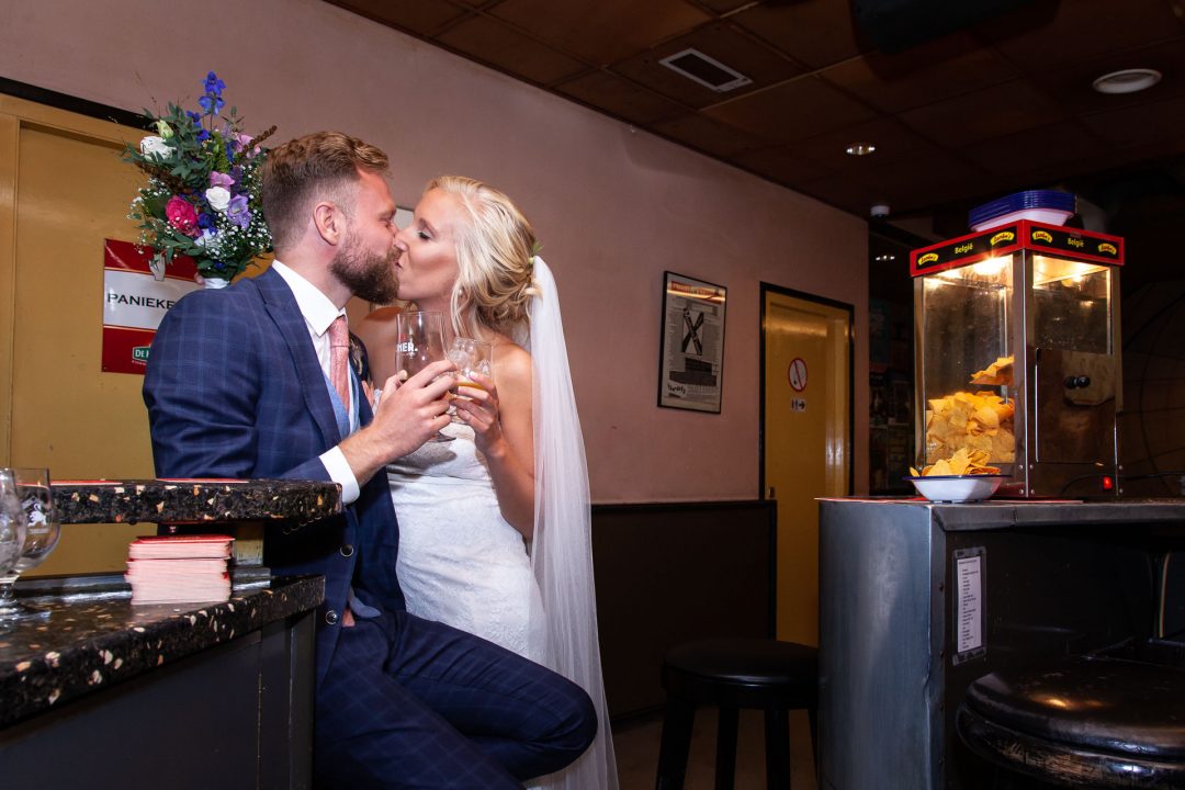 de kus, huwelijk, bruid en bruidegom, trouwreportage, professionele trouwfotos