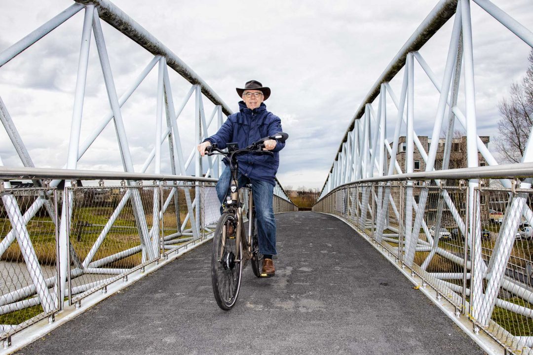 Corona straatfotografie - stoere fietser op brug, fotograaf in Houten
