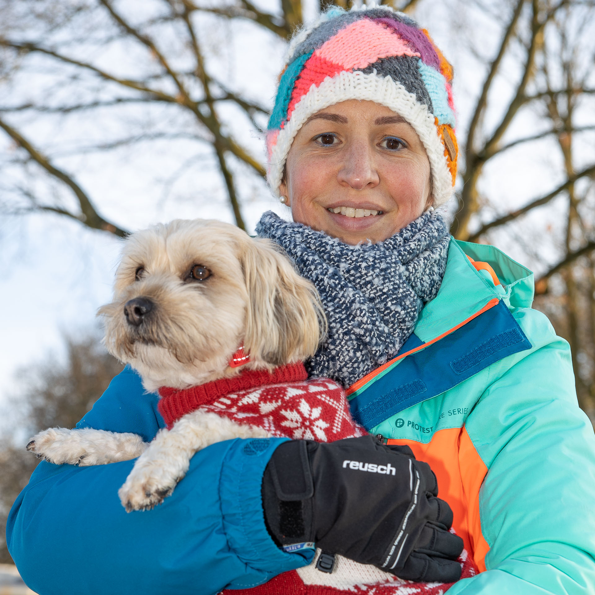 straatfotografie Houten, ontmoeting tijdens Corona-wandeling, vrouw met hondje in de winter
