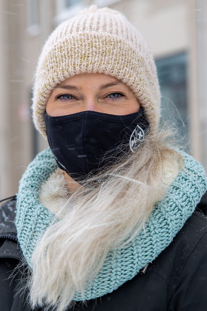 ontmoeting tijdens Corona-wandeling in de sneeuw, Mooie vrouw met mondkapje, straatfotografie in Houten