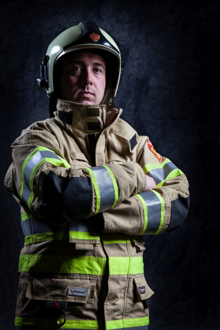 studio portret van stoere brandweerman. prachtig belichte foto