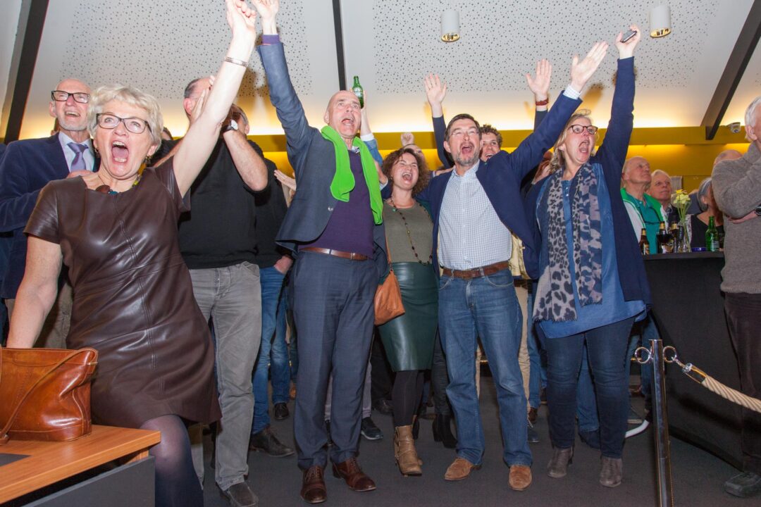foto verkiezingen - de winnaars vieren feest