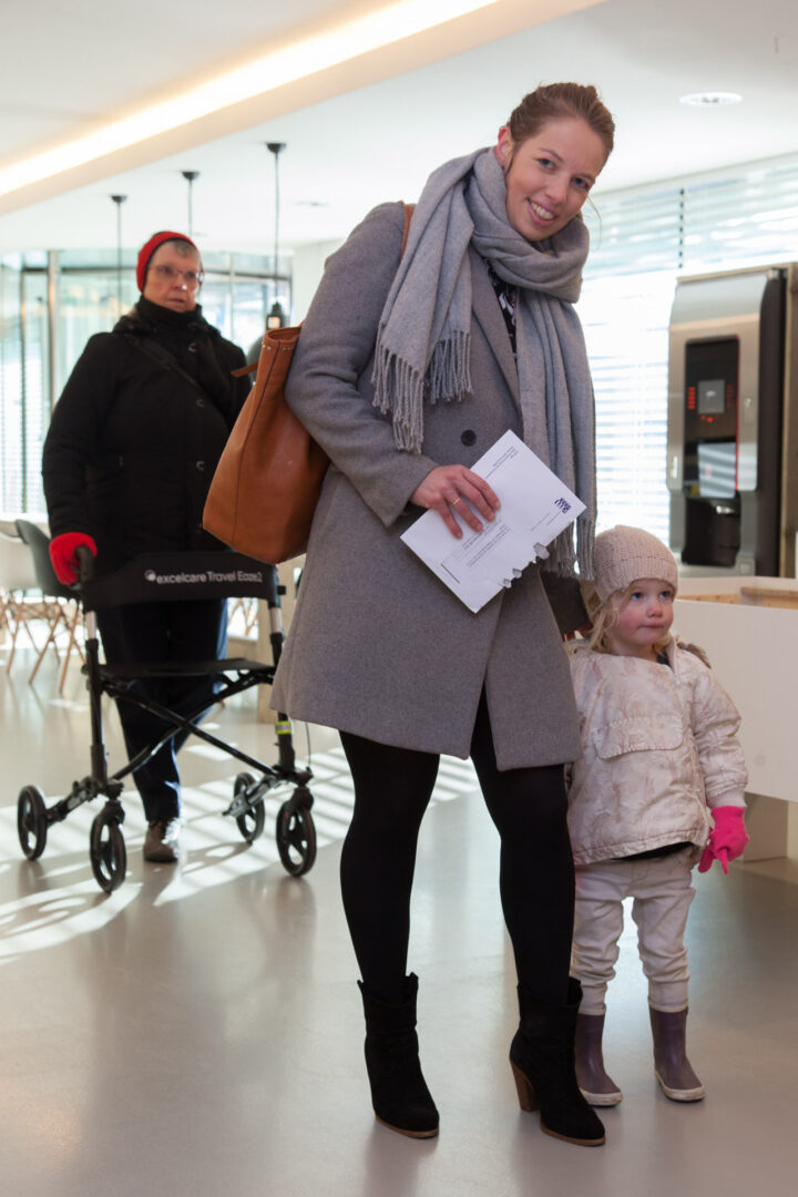 reportage verkiezingen - moeder en dochter in de rij om te stemmen